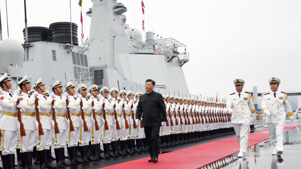 El presidente chino y presidente de la Comisión Militar Central, Xi Jinping, inspecciona a los guardias de honor del Ejército Popular de Liberación (EPL) chino.