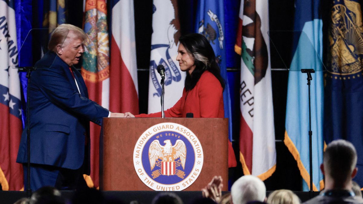 Donald Trump y Tulsi Gabbard estrechan las manos este 26 de agosto, en Michigan