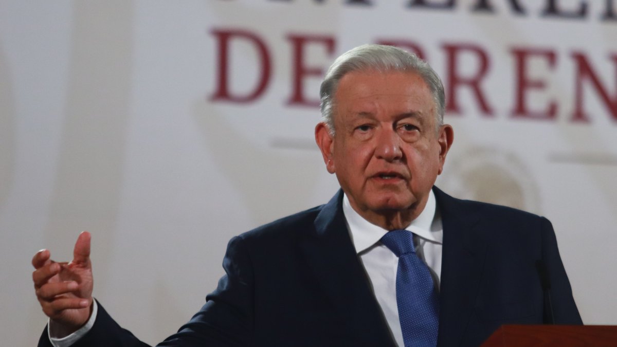 El presidente  Andrés Manuel López Obrador habla durante una conferencia sobre educación.