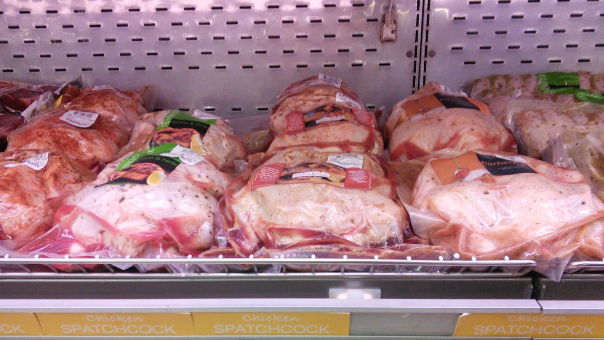 Imagen de archivo de carne congelada preparada para ser vendida en un supermercado.