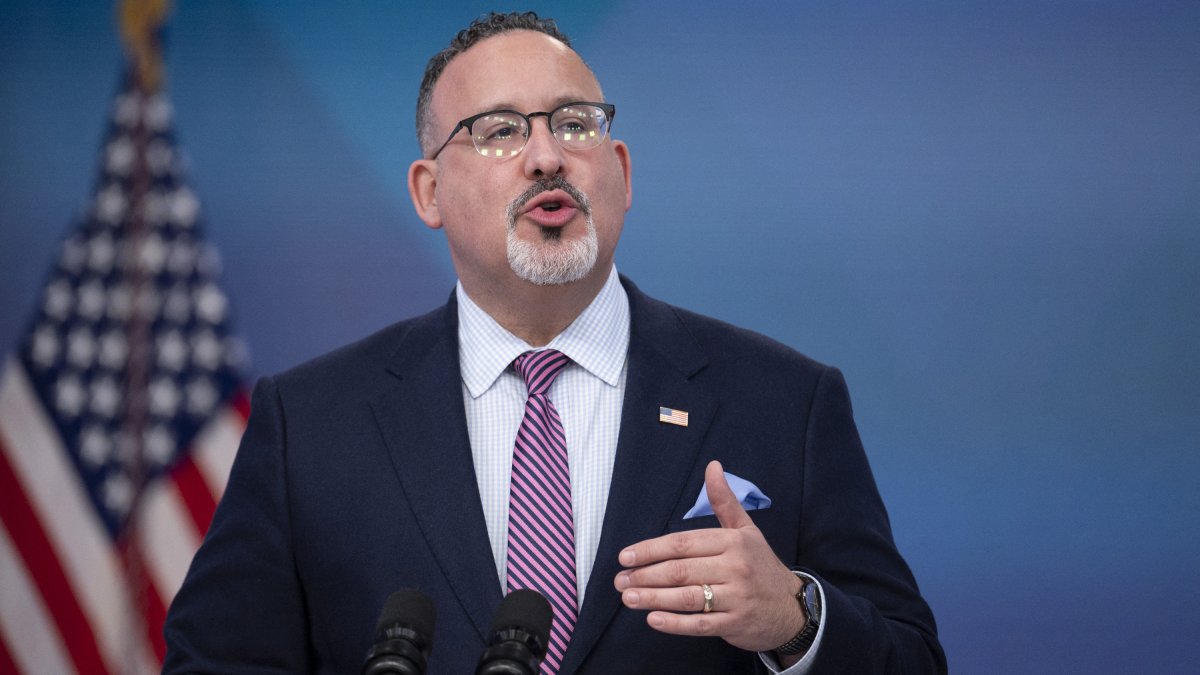 El Secretario de Educación, Miguel Cardona, ofrece una actualización sobre las acciones de la Administración Biden-Harris para mejorar la seguridad pública en todas las comunidades durante un evento en el South Court Auditorium del Eisenhower Executive Office Building, junto a la Casa Blanca, en Washington, DC, el 16 de marzo de 2022.