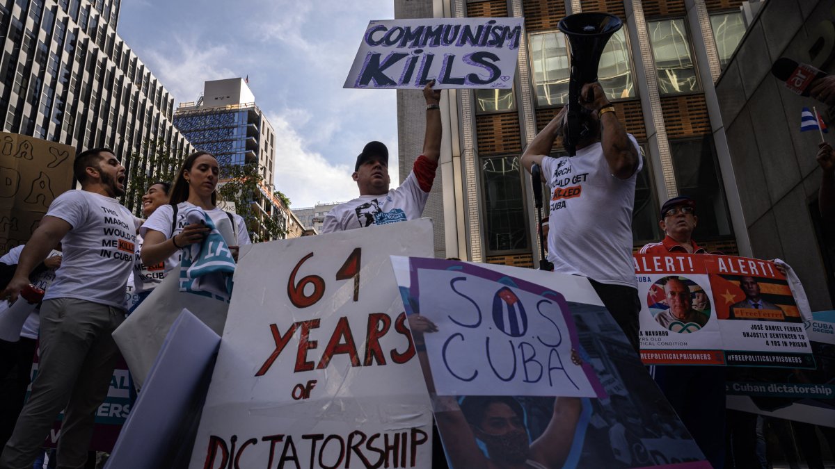 Manifestantes sostienen pancartas durante una concentración contra el liderazgo de Cuba, cerca de la sede de las Naciones Unidas en Nueva York, el 21 de septiembre de 2023.