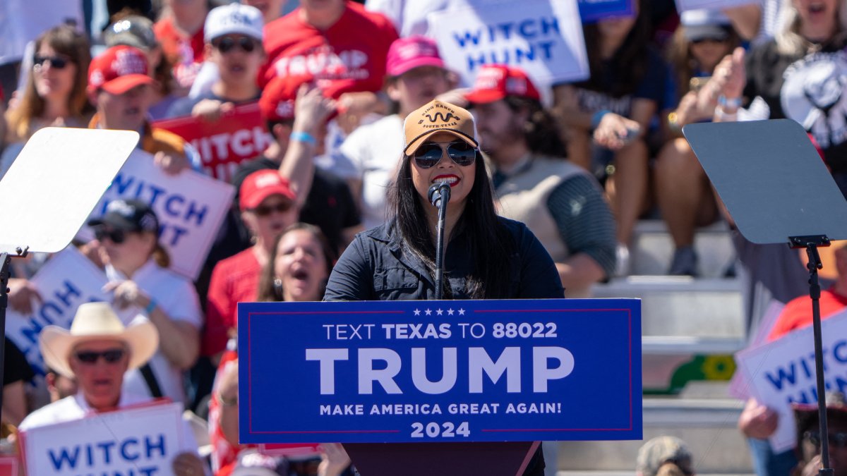 La exdiputada estadounidense republicana por Texas Mayra Flores habla en un mitin de la campaña 2024 del expresidente estadounidense Donald Trump en Waco, Texas, el 25 de marzo de 2023