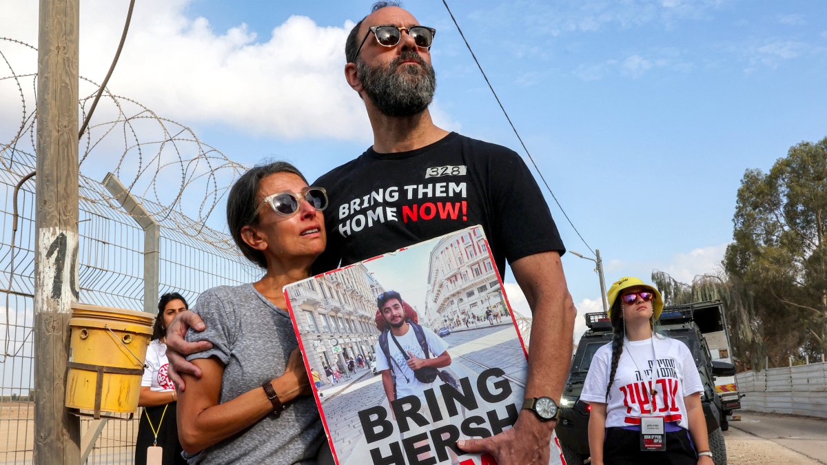 Imagen de Jonathan Polin y Rachel Goldberg en una marcha por su hijo, Hersh Goldberg-Polin.