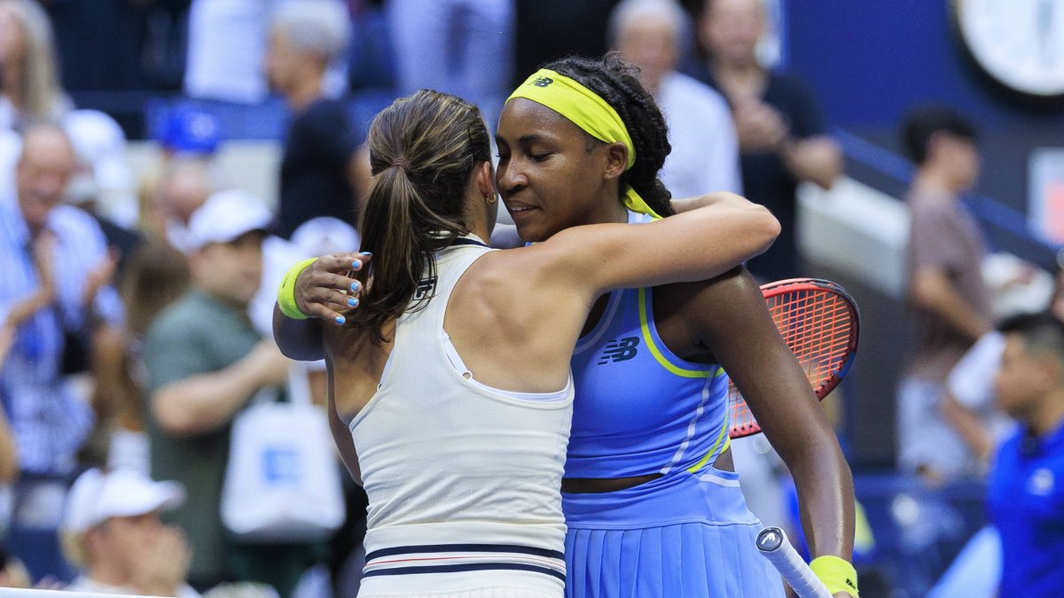 Flushing Meadows, Nueva York, EE.UU.: Emma Navarro estrecha la mano de Coco Gauff tras ganar su partido en la séptima jornada del US Open 2024 celebrado en el USTA Billie Jean King National Tennis Center el domingo 1 de septiembre de 2024 en el barrio de Flushing del distrito de Queens de la ciudad de Nueva York.