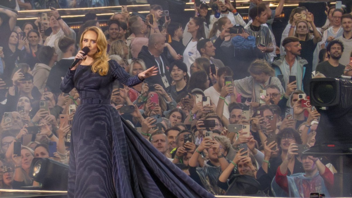 La cantante ADELE ofrece su concierto inaugural en el estadio al aire libre construido especialmente para la ocasión en Múnich.