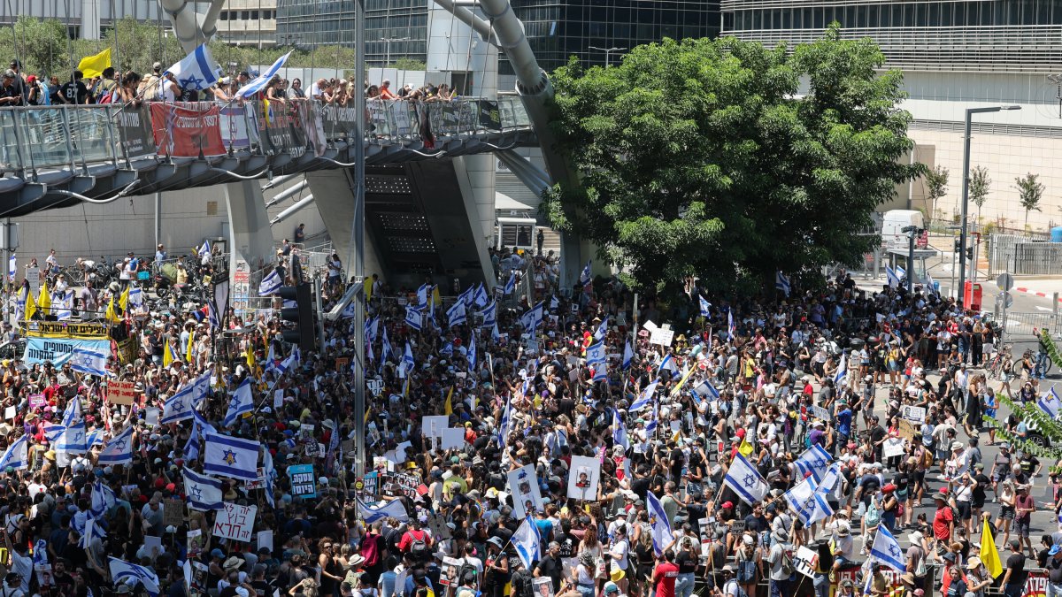 Familiares y simpatizantes de los rehenes israelíes retenidos por terroristas palestinos en la Franja de Gaza desde octubre levantan pancartas y corean consignas pidiendo su liberación durante una concentración en Tel Aviv el 2 de septiembre de 2024