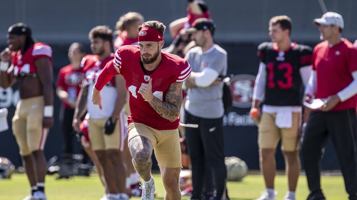 El novato Rick Pearsall en un entrenamiento de los 49ers junto a sus compañeros.