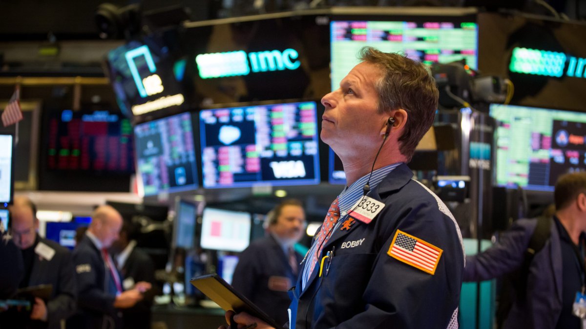 Un trader mira las pantallas en la Bolsa de Nueva York en una foto de archivo.