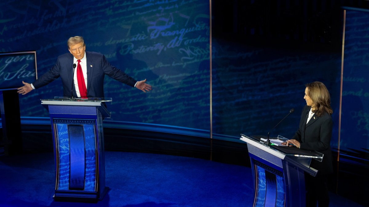 Donald Trump y Kamala Harris gesticulan en un momento del debate en ABC.