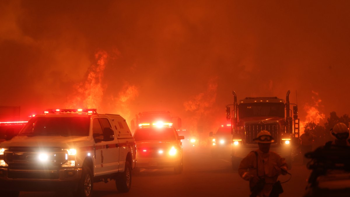 Bomberos luchando contra el fuego en el incendio del Aeropuerto en California.