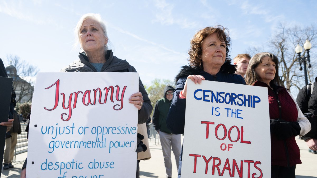 Manifestantes que alegan que el gobierno presionó o actuó en connivencia con plataformas de redes sociales para censurar contenidos con el pretexto de luchar contra la desinformación protestan ante el Tribunal Supremo de Estados Unidos en Washington, DC, el 18 de marzo de 2024, mientras el Tribunal escucha los argumentos orales en el caso Murthy contra Missouri.