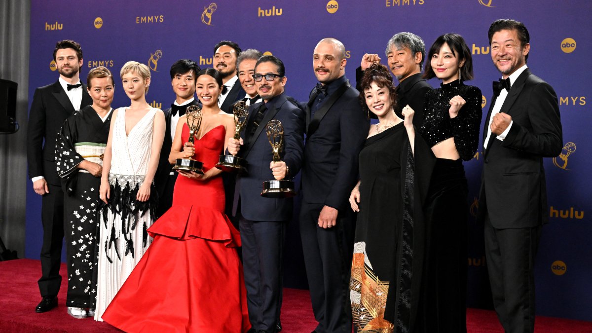 El equipo de 'shogun' posa ante la prensa con sus estatuillas tras hacer historia en los Emmy, al convertirse en la serie más laureada.