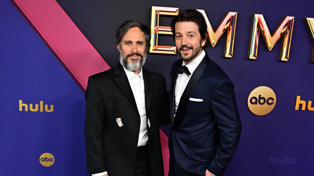 El actor mexicano Gael García Bernal y el actor mexicano Diego Luna llegan a la 76 edición de los premios Emmy en el Peacock Theatre at L.A.