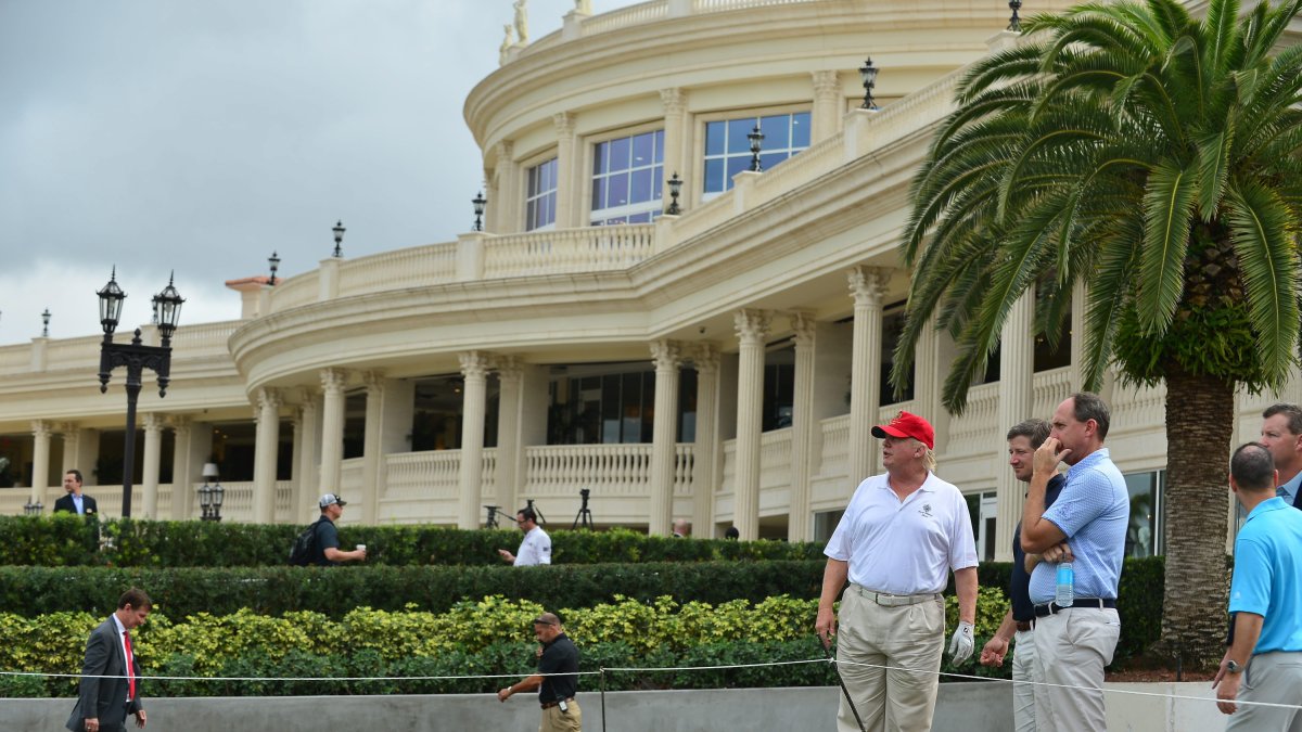 Trump juega al golf en el Trump National Golf Course de West Palm Beach, Florida, en una foto de archivo.