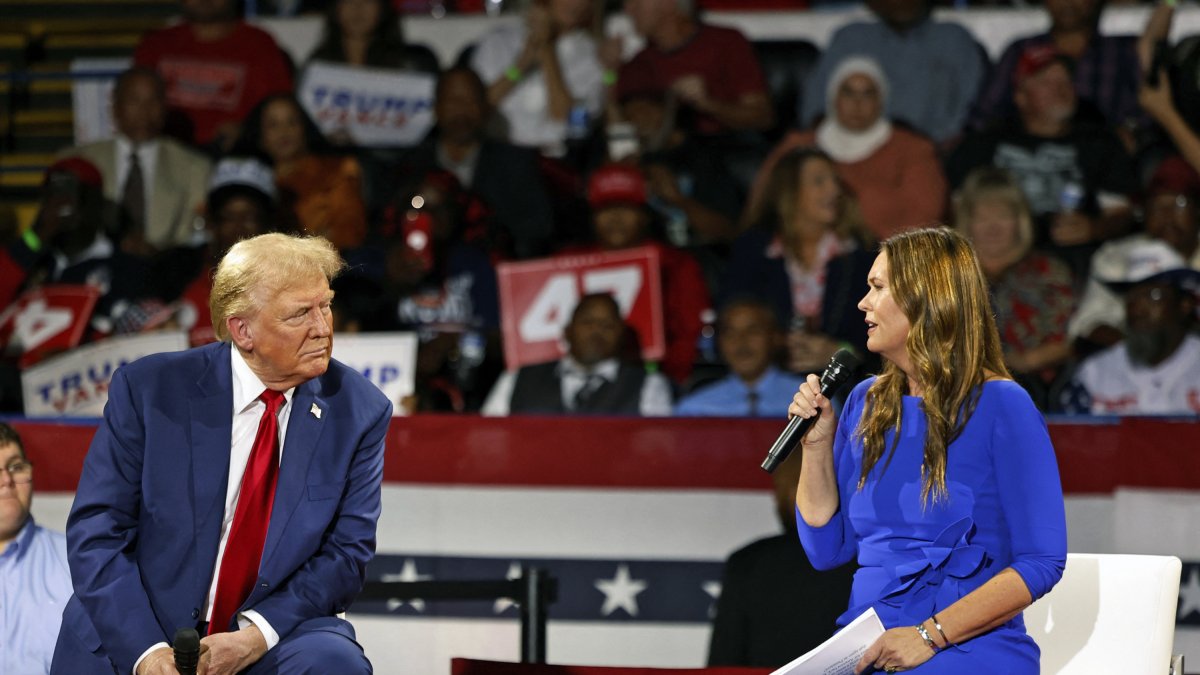 Donald Trump en un Town Hall con la gobernadora Sarah Huckabee Sanders