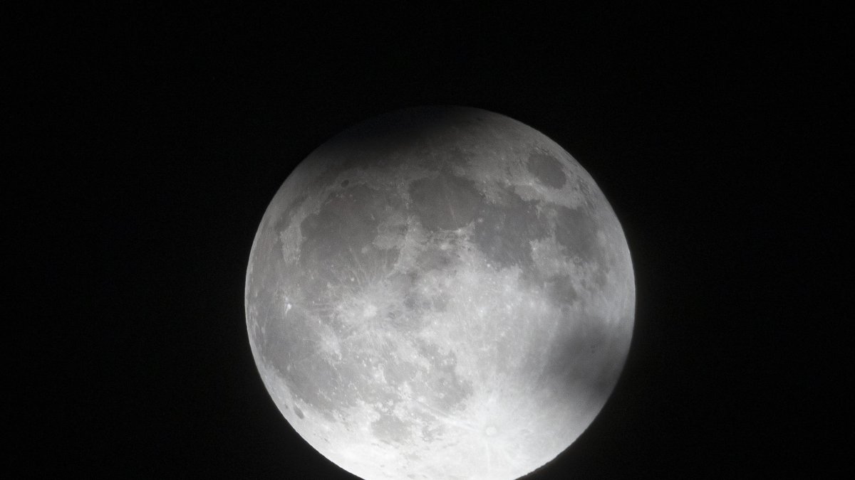 September 17, 2024, Fort Worth, Texas, United States: Sept. 17, 2024. The Super harvest moon during a partial lunar eclipse as the earth passes between the moon and the sun, casting a shadow over the surface as seen from Fort Worth, Tx. (Credit Image: © Ralph Lauer/ZUMA Press Wire)