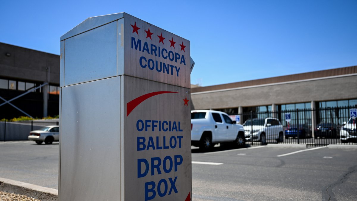 Un buzón de votos en Maricopa.