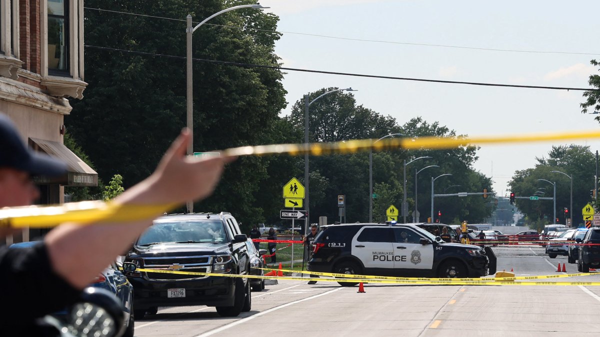 La policía trabaja en la escena del crimen en la que un hombre recibió un disparo mortal por parte de agentes de policía visitantes en el barrio de King Park el 16 de julio de 2024 en Milwaukee, Wisconsin, a 1,6 km del Fiserv Forum, donde se celebra la Convención Nacional Republicana.