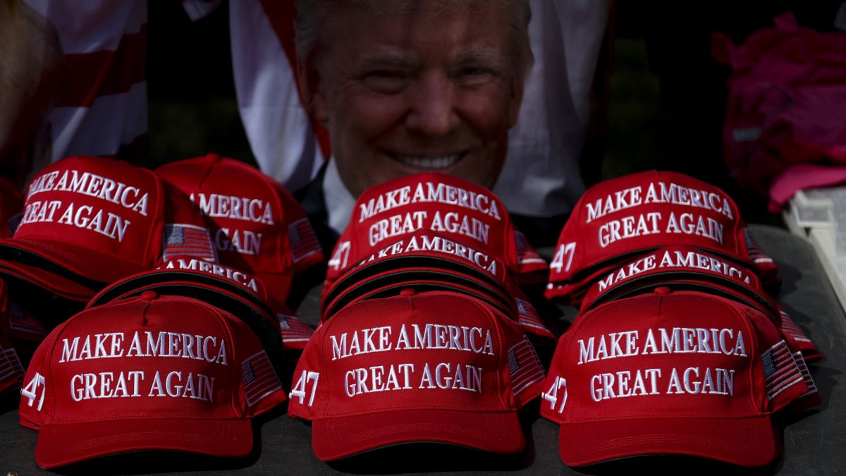 Sombreros de «Make America Great Again» en una mesa durante un mitin de campaña del ex presidente de Estados Unidos y candidato presidencial republicano Donald Trump en Sunset Park en Las Vegas, Nevada, el 9 de junio de 2024.