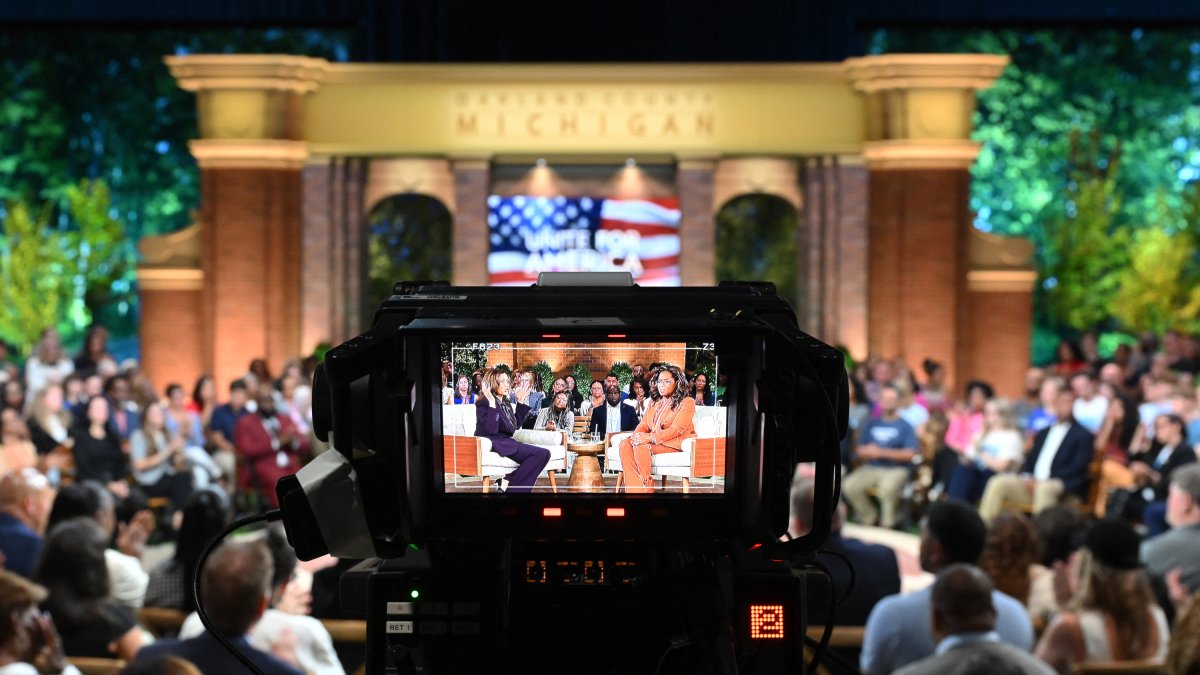 Una cámara enforca la entrevista de Oprah Winfrey a Kamala Harris en un acto de campaña de la candidata demócrata.