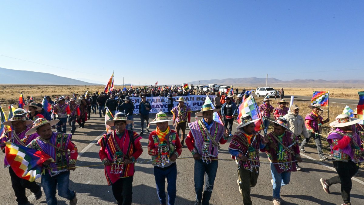 Simpatizantes del ex presidente boliviano (2006-2019) Evo Morales Ayma participan en la llamada Marcha para Salvar Bolivia -contra su antiguo aliado, el líder izquierdista Luis Arce- en Ayo Ayo, Bolivia, el 21 de septiembre de 2024. -