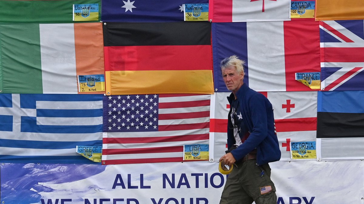 Ryan Routh camina por la Plaza de la Independencia de Kiev el 23 de junio de 2022