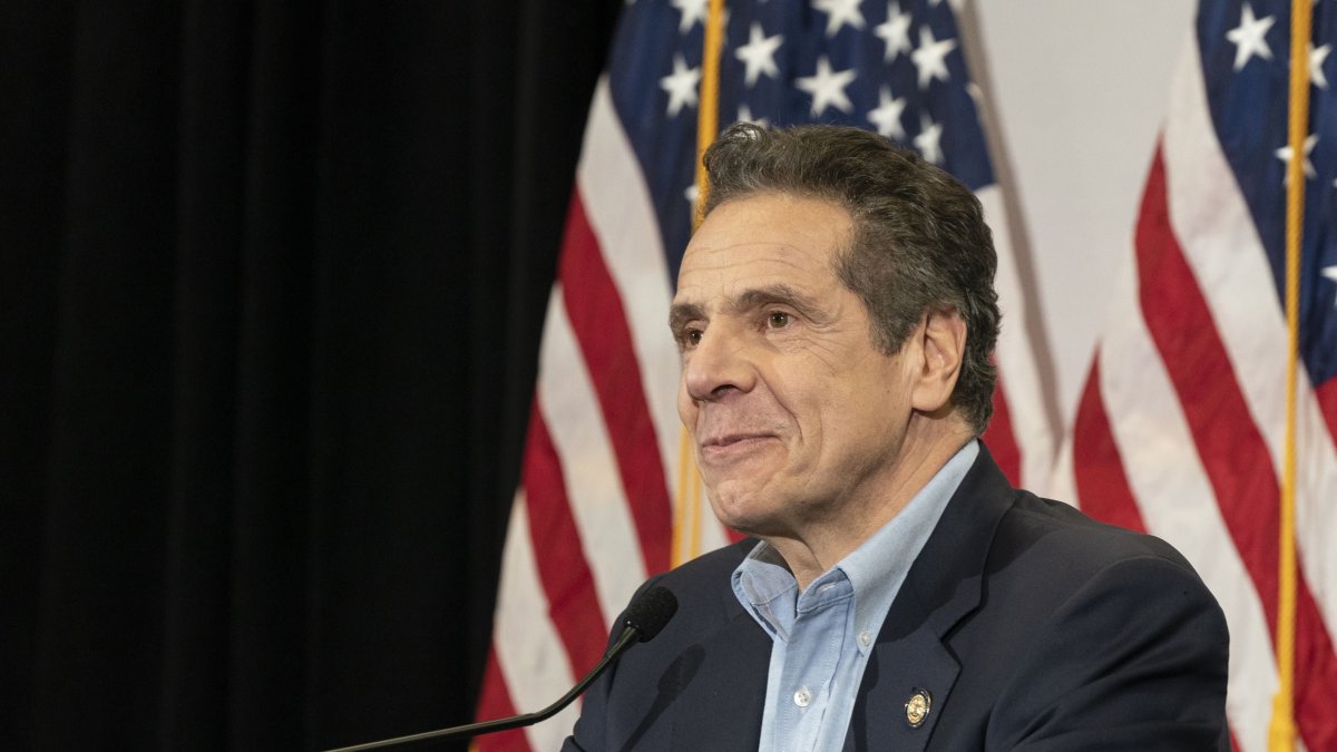 Andrew Cuomo en una conferencia de prensa