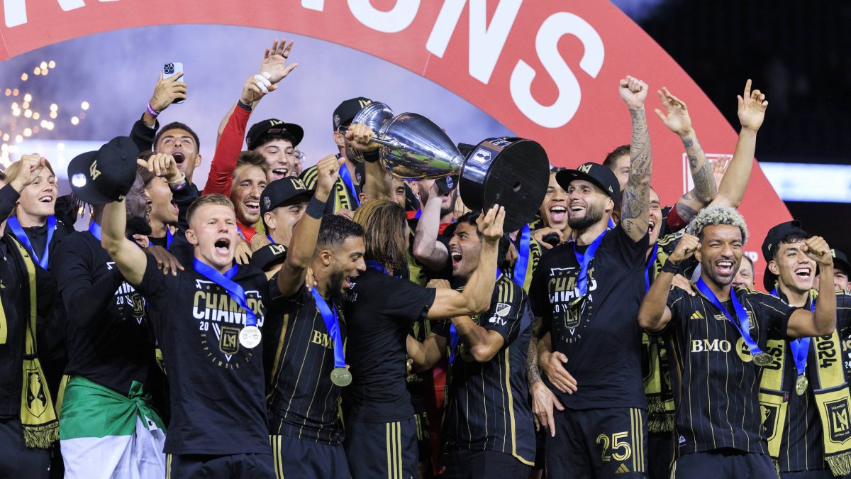 Ilie Sánchez #6 y Carlos Vela #10 del Los Angeles Football Club levantan el trofeo durante la ceremonia de entrega de premios tras ganar la final de la Copa Abierta de Estados Unidos contra el Sporting Kansas City el miércoles 25 de septiembre de 2024 en el BMO Stadium de Los Ángeles, California.