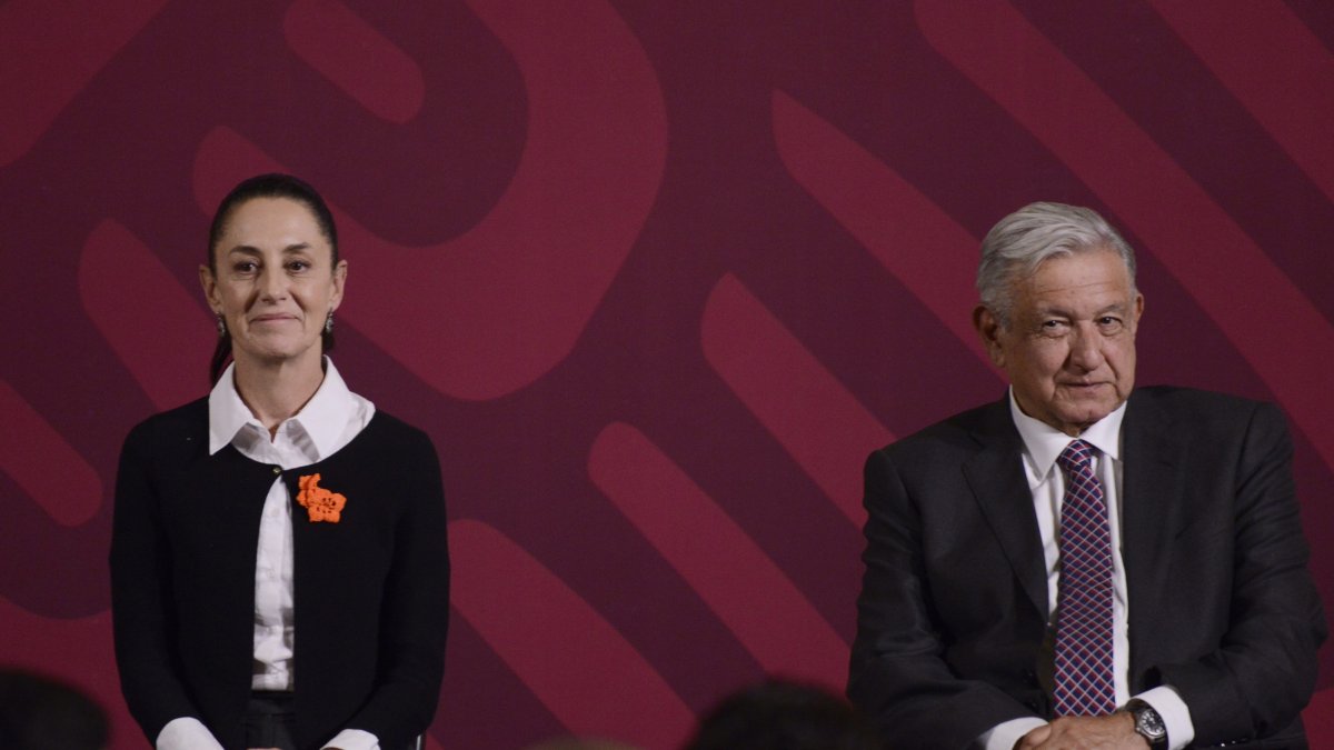 La presidente electa de México, Claudia Sheinbaum, y el presidente saliente, AMLO, en una foto de archivo.