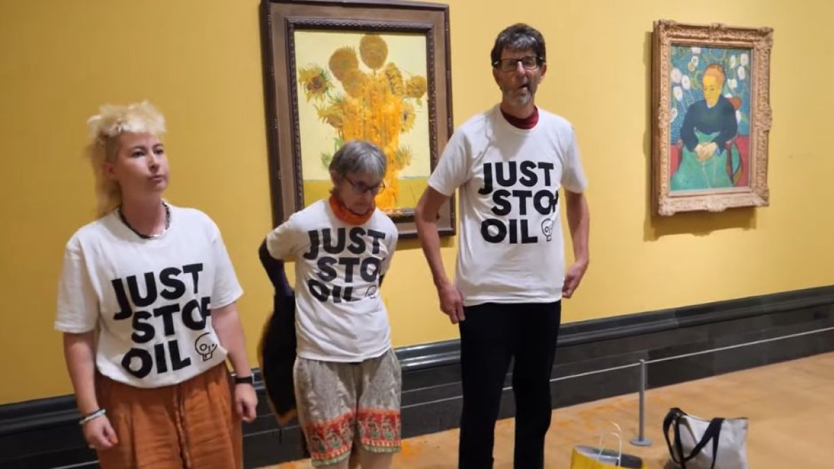 Activistas de Just Stop Oil tiran sopa sobre los cuadros de Van Gogh