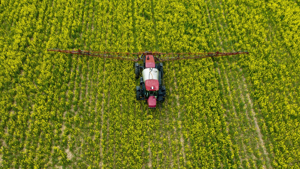 Un agricultor esparce pesticida en un campo en Centreville, Maryland.