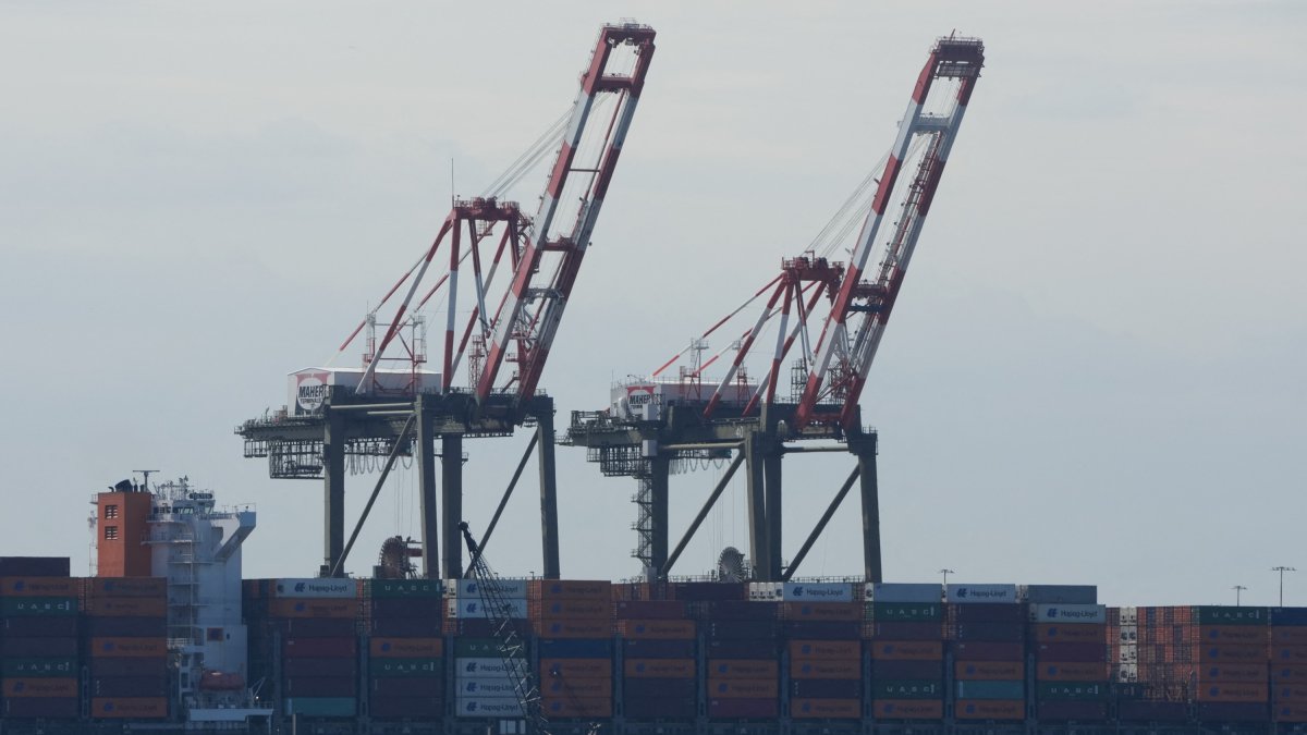 Un buque portacontenedores en la terminal marítima de Port Newark, visto desde Bayonne