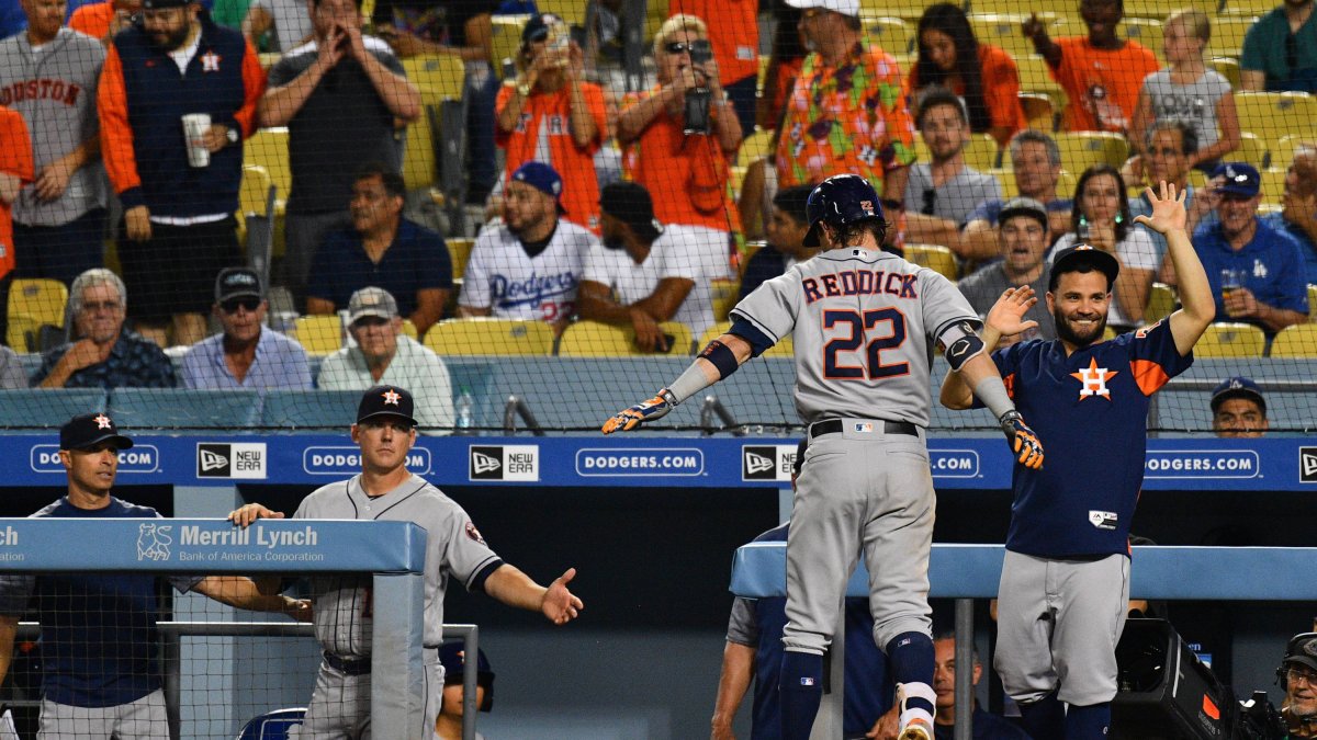 El jardinero derecho de los Astros de Houston Josh Reddick es saludado por el segunda base de los Astros de Houston José Altuve