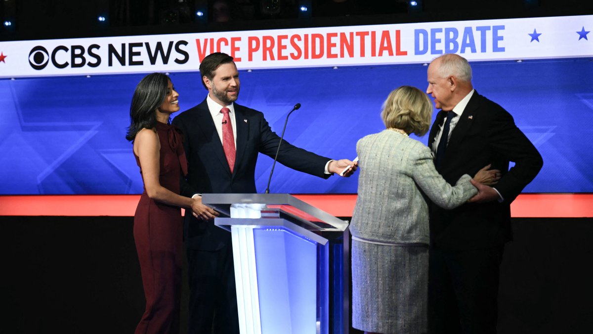 Elecciones Presidenciales 2024 | Vance y Walz se saludan tras el debate en presencia de sus respectivas esposas.