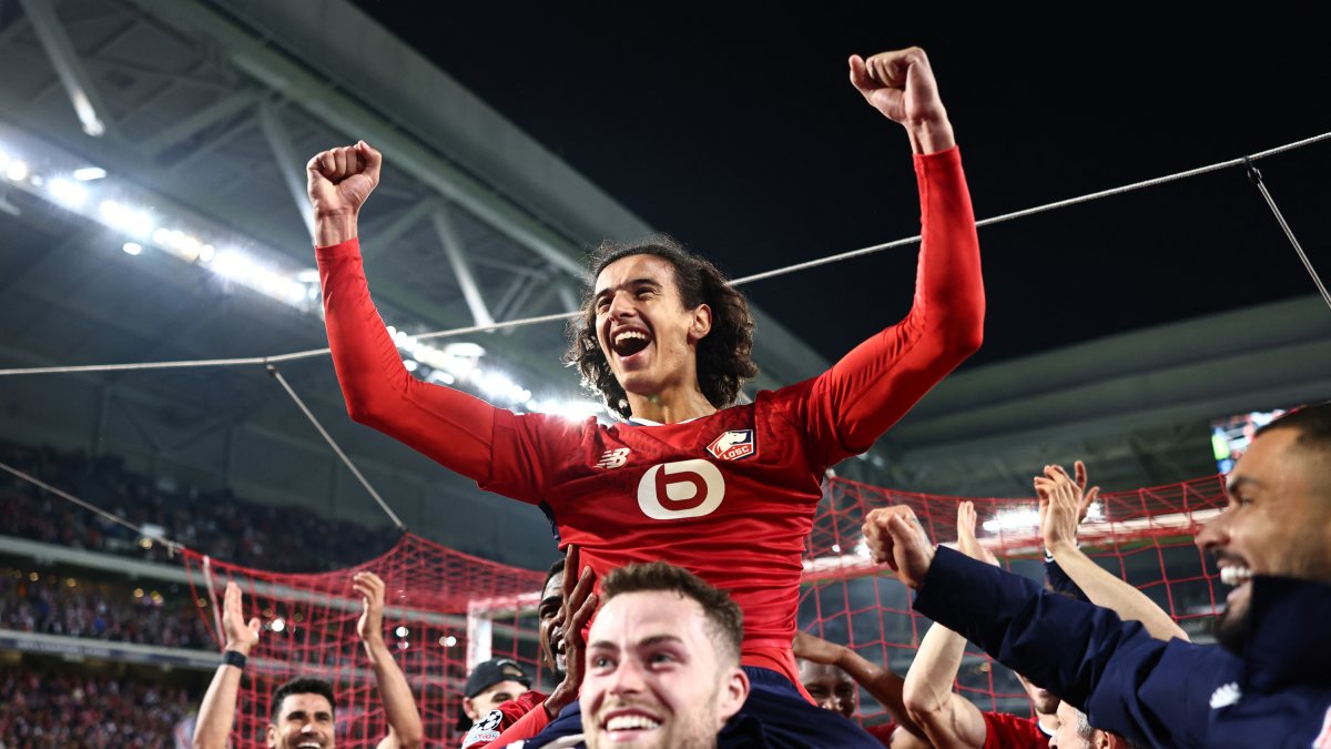 Ayyoub Bouaddi celebra con sus compañeros después de que el Lille ganara el partido de fútbol de la UEFA Champions League