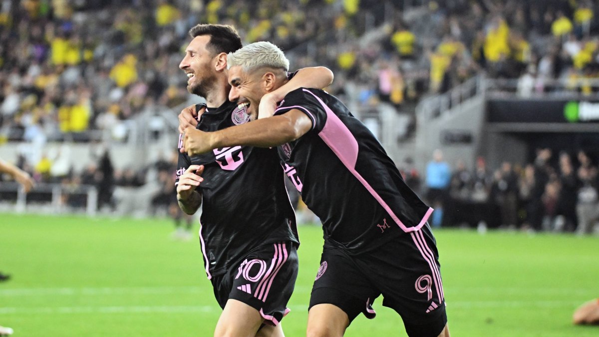 MLS: El delantero del Inter Miami Luis Suárez (9) celebra su gol en la segunda mitad contra el Columbus Crew con el delantero del Inter Miami Lionel Messi (10) en Columbus, Ohio.