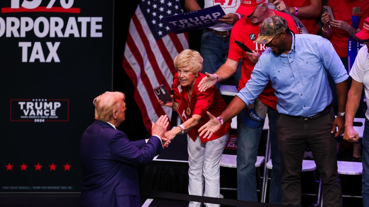 Elecciones presidenciales 2024: El expresidente y candidato presidencial republicano Donald Trump estrecha las manos de sus partidarios en el escenario antes de su discurso en el Centro Cívico de Savannah en Savannah.