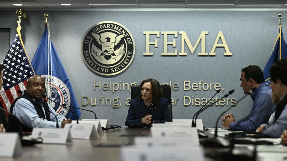 La vicepresidenta y candidata demócrata a la presidencia de EE.UU., Kamala Harris, asiste a una reunión informativa sobre los efectos del huracán 'Helene'.