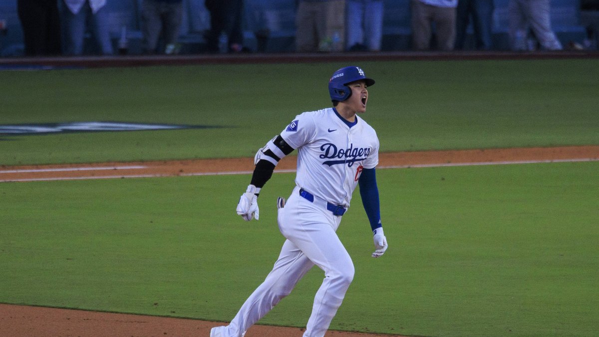 Shohei Ohtani de los Dodgers de Los Ángeles rodea las bases tras batear un jonrón de tres carreras en la segunda entrada.