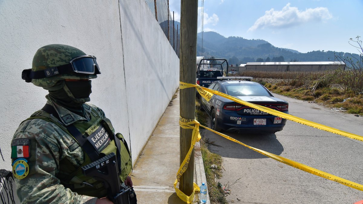 México: Peritos forenses del Estado de MÃ©xico realizan las diligencias donde fueron encontrados en una fosa clandestina dentro de una nave industrial al menos 26 paquetes con restos humanos