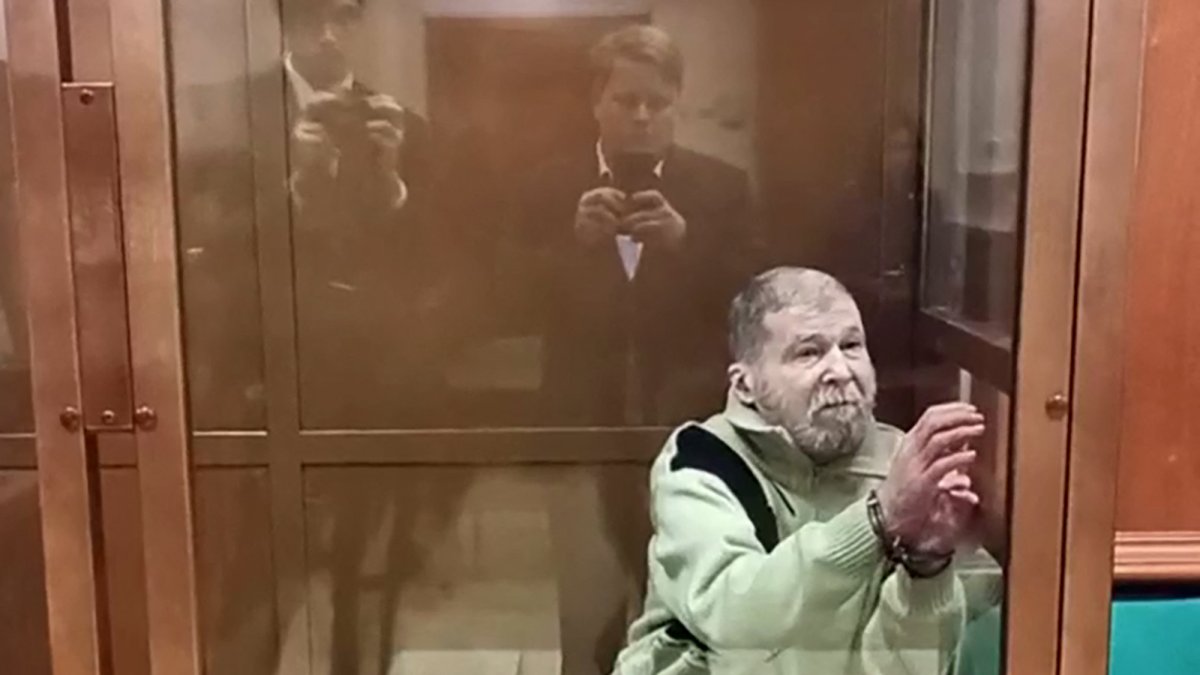 Stephen Hubbard: En esta captura de una grabación tomada y difundida por el servicio de prensa del Tribunal de la Ciudad de Moscú el 7 de octubre de 2024, el ciudadano estadounidense Stephen Hubbard, de 72 años, acusado de luchar como mercenario para Ucrania, asiste a la vista de su veredicto en Moscú.