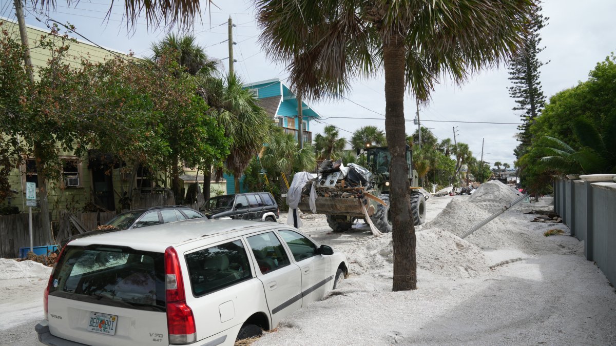 Huracán 'Milton': Un cargador de la Guardia Nacional del Ejército de Florida mueve escombros de la sección Pass-A-Grille de San Petersburgo antes de la llegada prevista del huracán Milton a mediados de esta semana el 7 de octubre de 2024 en Florida.