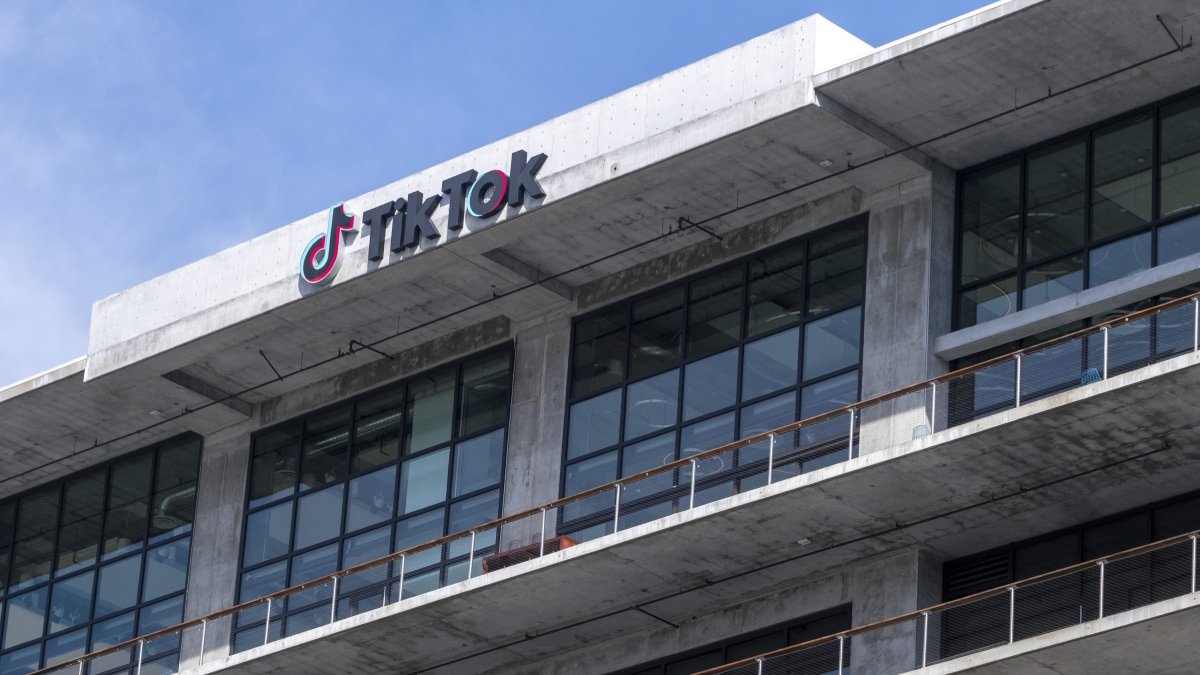 TikTok: un cartel de TikTok en el edificio de la sede de TikTok Inc. en Culver City