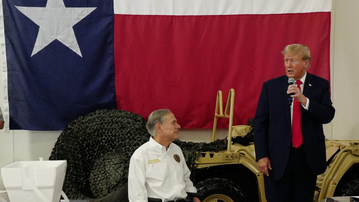 Elecciones Presidenciales 2024:  El ex presidente DONALD TRUMP llega a la frontera en el sur de Texas en el Aeropuerto Internacional del Sur de Texas en Edinburg mientras visita con el gobernador de Texas GREG ABBOTT