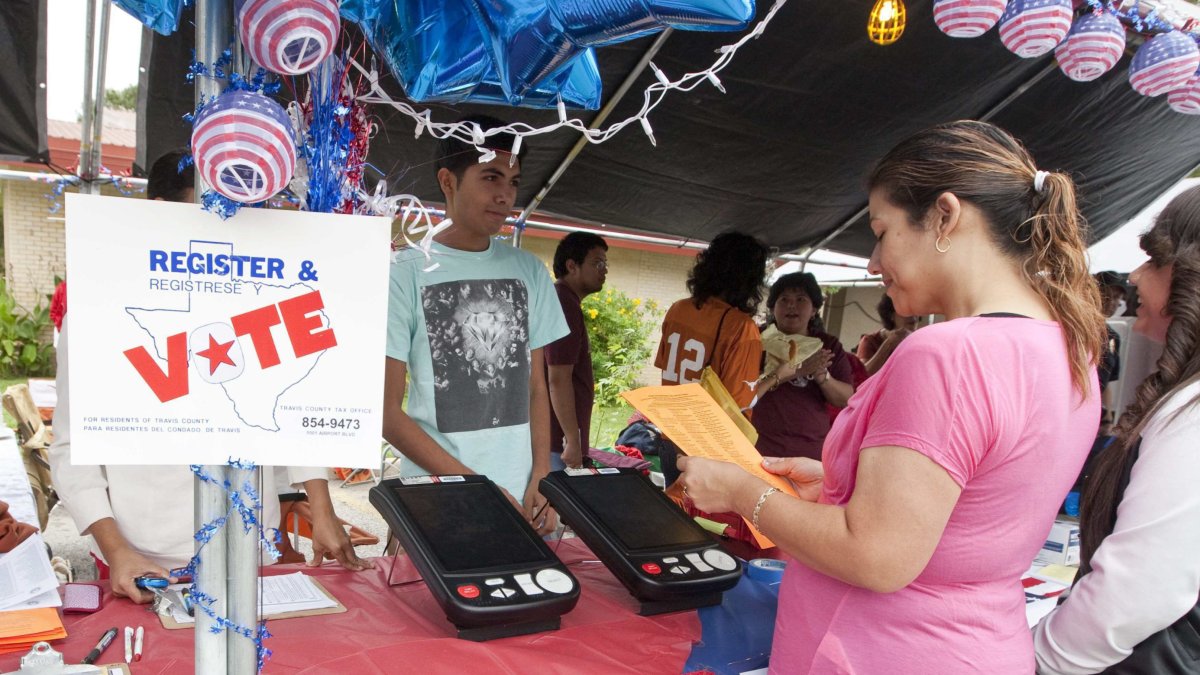 Elecciones Presidenciales 2024 | Votantes hispanos se registran en Texas.