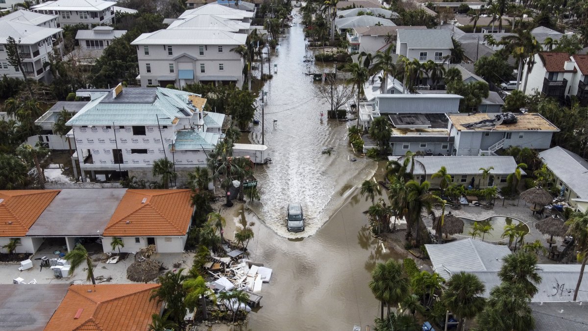 Huracán Milton: En esta foto aérea, un vehículo circula por una calle inundada tras el paso del huracán Milton, en Siesta Key, Florida, el 10 de octubre de 2024.