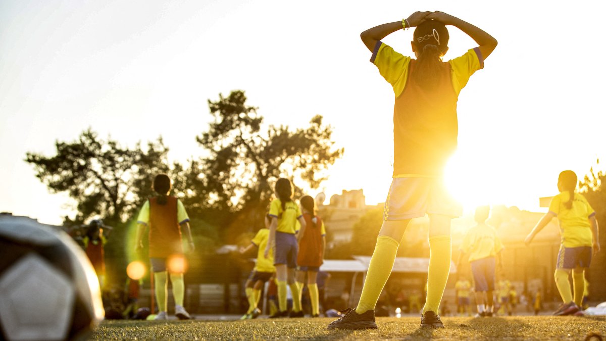 Imagen de archivo: Unas niñas participan en una sesión de práctica de fútbol.