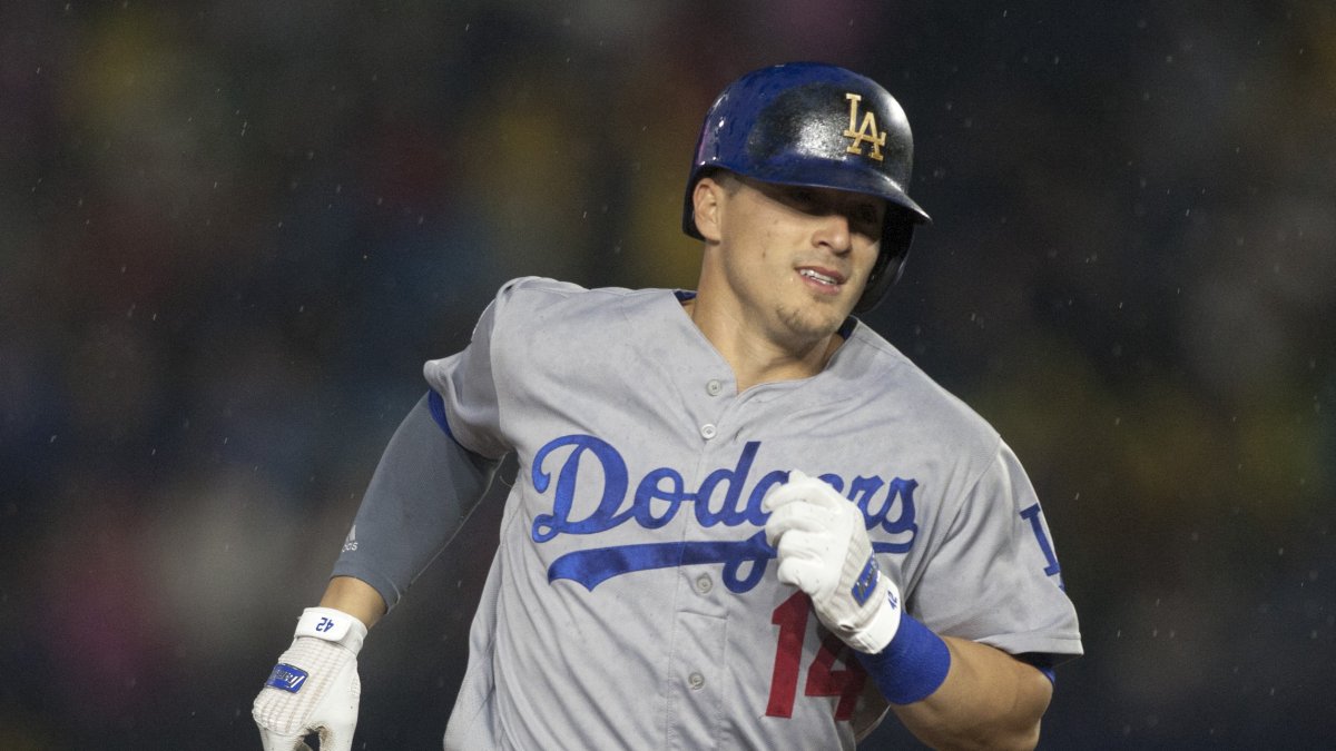 Kike Hernández de los Dodgers de Los Ángeles corre a la segunda base