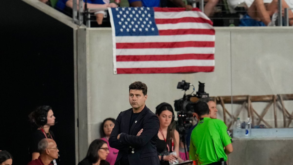 Pochettino sigue el desarrollo del partido de su debut como seleccionador de la USMNT contra Panamá desde la banda.